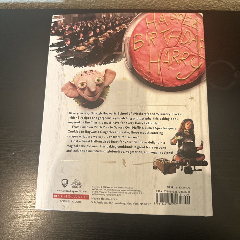 Official Harry Potter Baking Book (40+ Recipes Inspired by the Films) by Joanna - Picture 3 of 4